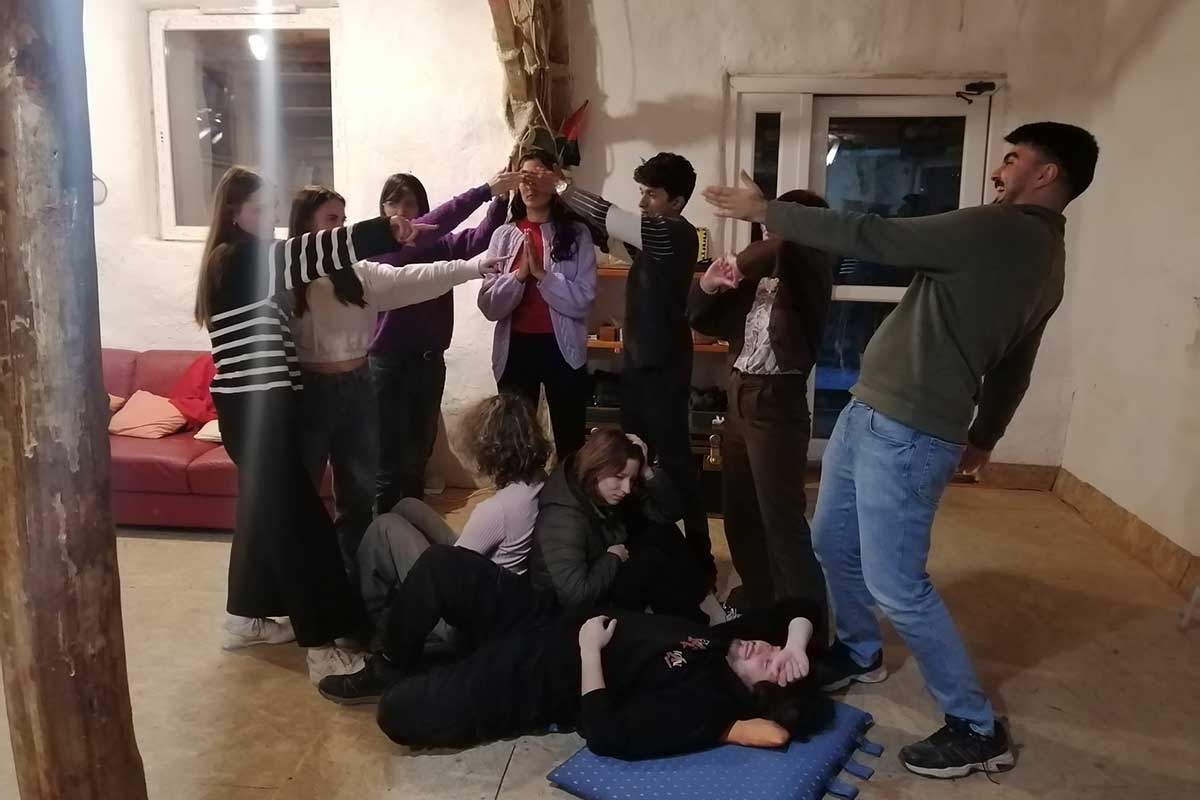 Ομάδα ArtiMental που συμμετέχει σε ψυχοεκπαιδευτικό βιωματικό εργαστήριο