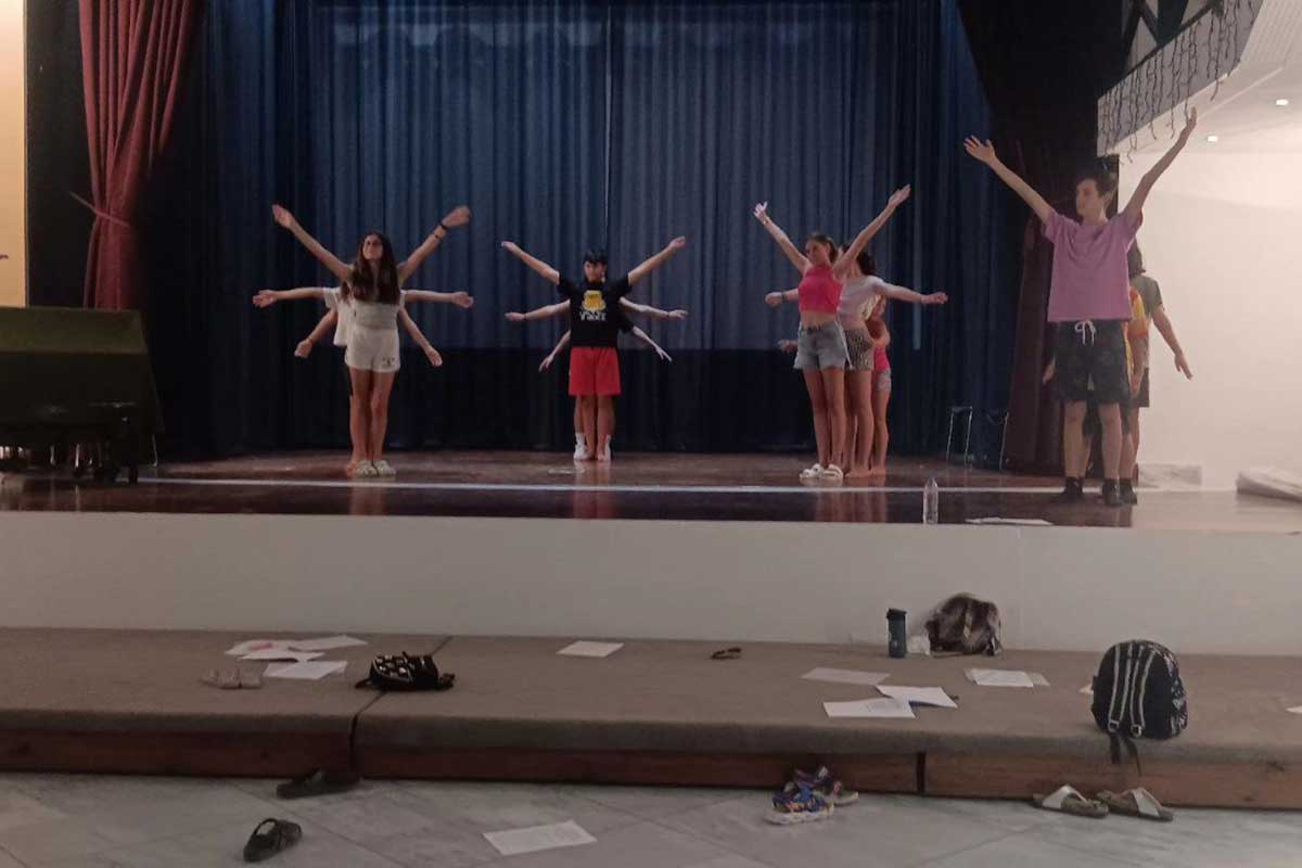 Σκηνή εργαστηρίου θεατρικής δημιουργίας — έκφραση και αυτοσχεδιασμός στην εκπαίδευση